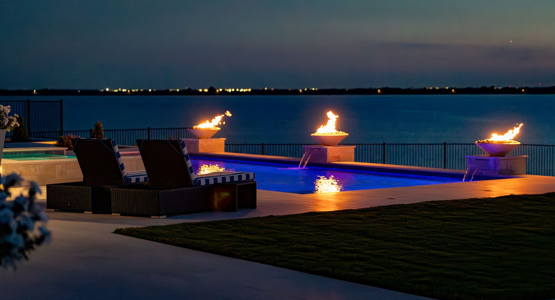 💡Give Your Landscape a Glow Up… Literally! 💡